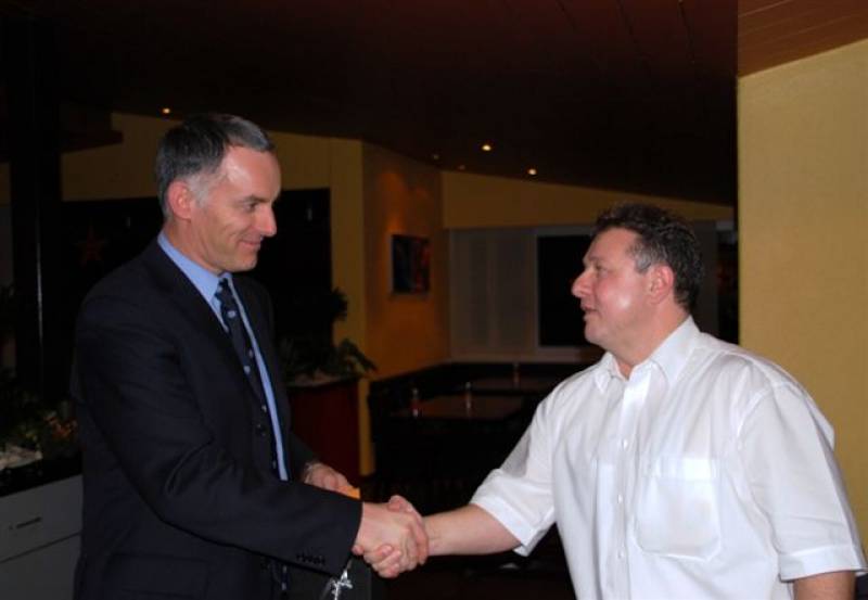 Beat Musch übergibt dem Generalmanager Äschlimann ein Präsent